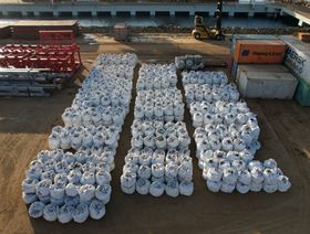 أكياس من الحديد والنيكل متجهة للشحن في منشأة ميناء هاريتا نيكل في جزيرة أوبي، شمال مالوكو، إندونيسيا - المصدر: بلومبرغ