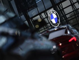 علامة "بي إم دبليو" في صالة عرض (BMW Welt) للسيارات في ميونيخ، ألمانيا - المصدر: بلومبرغ