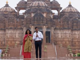 ريشي سوناك وزوجته أكشاتا مورتي أثناء زيارة معبد "أكشردام هيندو"، بتاريخ 10 سبتمبر 2023 - المصدر: غيتي إيمجز