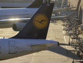 شعار لوفتهانزا على ذيل طائرة ركاب خارج حظيرة طائرات "لوفتهانزا تكنيك" في فرانكفورت، ألمانيا. - المصدر: بلومبرغ