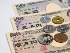 الين الياباني يهبط إلى أدنى مستوياته في 3 عقود أمام الدولار