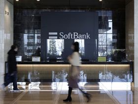 شعار "سوفت بنك" خلف مكتب استقبال في المبنى الذي يضم مقر الشركة في طوكيو، اليابان - المصدر: بلومبرغ