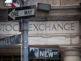 لافتة تحمل إشارة إلى طريق "وول ستريت" أمام سوق الأسهم، نيويورك، أميركا. - المصدر: بلومبرغ