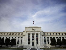الاحتياطي الفيدرالي يسير عكس الصقور