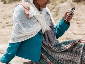 سيدة تستخدم هاتفها المحمول في إثيوبيا - المصدر: غيتي إيمجز