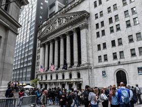 مشاة خارج بورصة نيويورك، الولايات المتحدة - المصدر: بلومبرغ