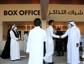 سعوديون يتجمعون أمام شباك التذاكر بأحد دور السينما خلال النسخة الأولى من مهرجان البحر الأحمر السينمائي، قبل عرض فيلم "أبطال" في مدينة جدة السعودية، 12 ديسمبر 2021. - Red Sea Film Festival - المصدر: الشرق