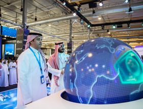 زائر أمام أحد الابتكارات في "ليب 2023"، الرياض، المملكة العربية السعودية - المصدر: موقع "ليب"