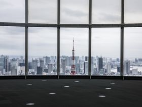 برج طوكيو ، والمباني الوسطى، والتجارية والسكنية يمكن رؤيتها من المرصد في برج روبونجي هيلز موري، الذي تديره شركة "موري بلدينغ"، في طوكيو ، اليابان.  - المصدر: بلومبرغ