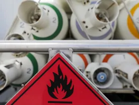 لافتة تحذر من خطر الاشتعال أمام خزانات هيدروجين - المصدر: بلومبرغ