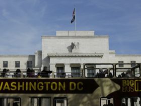 حافلة سياحية تعبر من أمام مبنى البنك الاحتياطي الفيدرالي في العاصمة الأمريكية واشنطن - المصدر: رويترز