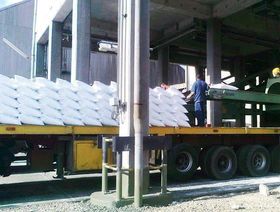 تحميل شاحنة من داخل مصنع موبكو بالمنتجات - المصدر : صفحة الشركة على الفيسبوك