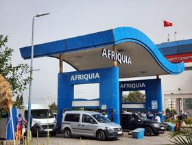 محطة محروقات تابعة لشركة "أفريقيا" في مدينة سلا المجاورة للعاصمة الرباط، المملكة المغربية - المصدر: الشرق