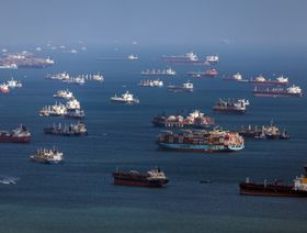 سفن الحاويات وناقلات البضائع السائبة البحرية قبالة سواح سنغافورة بتاريخ 19 فبراير 2024 - المصدر: بلومبرغ