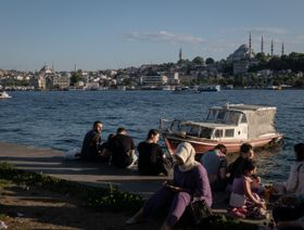 متنزه للزائرين بجانب الممر المائي في القرن الذهبي في إسطنبول، تركيا - بلومبرغ