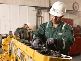 عاملان بأحد مواقع شركة الحفر العربية في المملكة العربية السعودية - المصدر: بلومبرغ