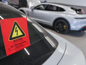 لافتة تحذير من الجهد العالي على سيارة "بورشه" الكهربائية من طراز "تايكان" في أحد معارض السيارات بمدينة دورتموند، ألمانيا - بلومبرغ