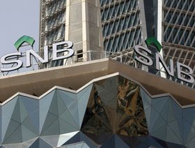 شعار البنك الأهلي يعلو مقر المصرف السعودي الضخم في مركز الملك عبدالله المالي في العاصمة السعودية الرياض - المصدر: بلومبرغ