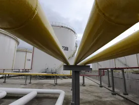 مجموعة من خزانات وأنابيب النفط - المصدر: بلومبرغ