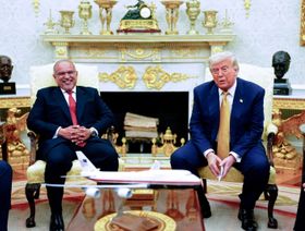 الرئيس الأميركي دونالد ترمب وولي عهد البحرين الأمير سلمان بن حمد آل خليفة خلال اجتماع في المكتب البيضاوي في واشنطن 16 يوليو 2025 - بلومبرغ