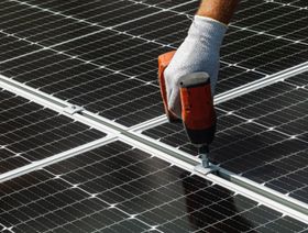 ملياردير يعتزم بناء منشأة ضخمة للألواح الشمسية وبطاريات تخزين الطاقة في الفلبين