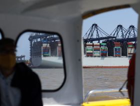 حمولة السفينة المحتجزة في إيران تظهر تأثير التوترات على التجارة العالمية