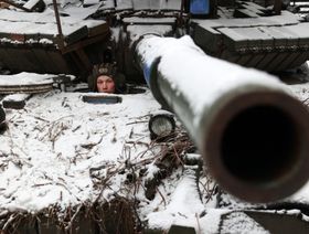 جندي أوكراني يراقب الوضع من دبابة قرب باخموت، أوكرانيا - المصدر: أ.ف.ب