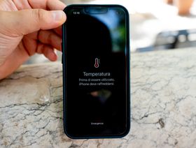 رسالة تحذير على جهاز "آيفون" تقول "درجة الحرارة! يحتاج أيفون للتبريد قبل استخدامه" في إيطاليا خلال يوليو 2023 - المصدر: بلومبرغ