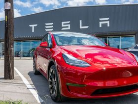 سيارة "تسلا" الكهربائية من طراز "واي" أمام منشآة تابعة للشركة في مدينة أوستن بولاية تكساس، الولايات المتحدة - المصدر: بلومبرغ