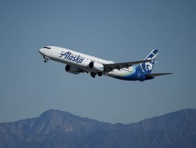 طائرة تابعة لشركة "ألاسكا إيرلاينز" تقلع في مطار لوس أنجلوس الدولي - المصدر: بلومبرغ