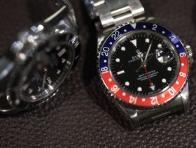 ساعتان "رولكس" من طراز "جي إم تي ماستر II" إحداهما تتسم باللونين الأحمر والأزرق، والأخرى باللونين الأسود والأزرق - المصدر: بلومبرغ