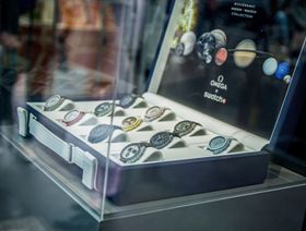 ساعات من طراز "موون سواتش" من صنع "سواتش" و"أوميغا" معروضة في متجر "سواتش" - المصدر: بلومبرغ