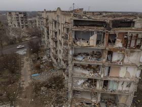 مباني سكنية مدمرة جراء القصف بمدينة إيزيوم التابعة لإقليم خاركيف في أوكرانيا - المصدر:أ.ب.ف/غيتي إيمجز