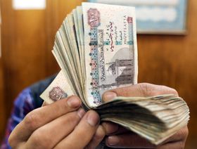 الجنيه المصري يتراجع 14% بعد اعتماد سعر صرف مرن للعملة