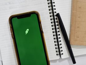 شعار  "روبن هود" معروض على هاتف ذكي، نيويورك، الولايات المتحدة  - المصدر: بلومبرغ