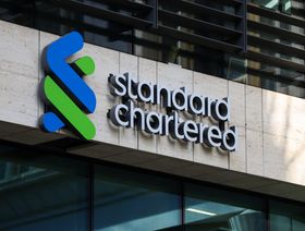 شعار "ستاندرد تشارترد" فوق المقر الرئيسي في لندن، المملكة المتحدة - المصدر: بلومبرغ