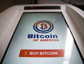 ماكينة صراف آلي لعملة "بتكوين" في إحدى محطات الوقود بواشنطن، أميركا - المصدر: بلومبرغ