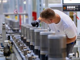 أحد الموظفين يفحص المكونات النهائية في خط إنتاج لدى مصنع خلايا الوقود تديره " فولكس واجن" في سالزغيتر ، ألمانيا - المصدر: بلومبرغ