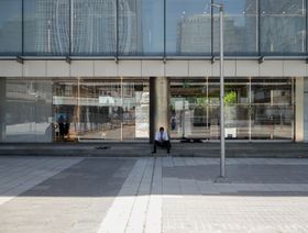 عامل مكتب يحتمي من الشمس في ظل مبنى أثناء درجات الحرارة المرتفعة في الحي المالي بمدريد، إسبانيا، يوم الخميس 27 أبريل 2023 - المصدر: بلومبرغ