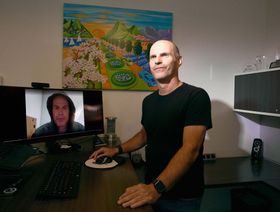 أودي موكادي، رئيس مجلس إدارة شركة "سايبر آرك سوفتوير"، إلى جانب نسخة تشبهه مصنوعة بالتزييف العميق من تصميم أحد موظفيه - المصدر: بلومبرغ