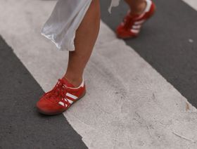 ضيفة ترتدي حذاء "سامبا" باللون الأحمر من "أديداس" خلال أسبوع الموضة في باريس  - المصدر: بلومبرغ