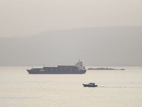 تضخم كلفة تأمين السفن يفاقم فوضى التجارة في البحر الأحمر