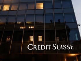 لافتة خارج فرع مصرف "كريدي سويس" في بازل بسويسرا - المصدر: بلومبرغ
