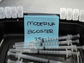 جرعات من اللقاح المُعزز ضد "كوفيد-19" والمُعتمد من شركة "موديرنا" - المصدر: بلومبرغ