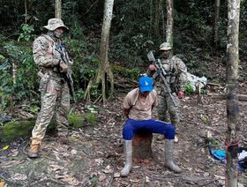 الجيش يحتجز عاملاً في منجم تعدين الذهب غير القانوني، الأمازون، البرازيل - المصدر: بلومبرغ