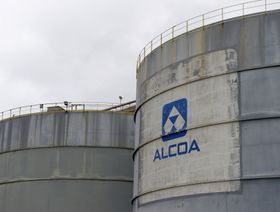 شعار "ألكوا كورب" (Alcoa Corp) يزين خزاناً في مصفاة "كوينانا ألومينا" (Kwinana Alumina) التابعة للشركة في منطقة ميناء كوينانا، أستراليا - المصدر: بلومبرغ