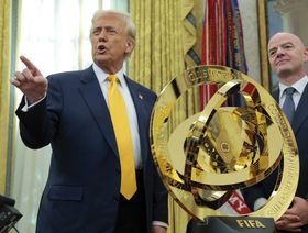 الجائزة الجديدة لبطولة كأس العالم للأندية أمام الرئيس الأميركي دونالد ترمب ورئيس الاتحاد الدولي لكرة القدم جياني إنفانتينو في المكتب البيضاوي في البيت الأبيض - بلومبرغ