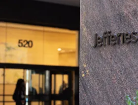 شعار شركة "جيفريز" أمام مقرها في نيويورك - بلومبرغ