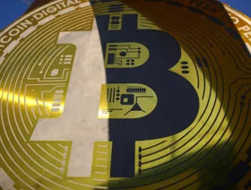 عمل فني لشعار عملة "بتكوين" في ساحة عامة في إيلوبانغو، السلفادور - بلومبرغ