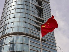 العلم الصيني يرفرف خارج مبنى تجاري في شنتشن، الصين، يوم الثلاثاء، 2 يوليو 2024 - بلومبرغ